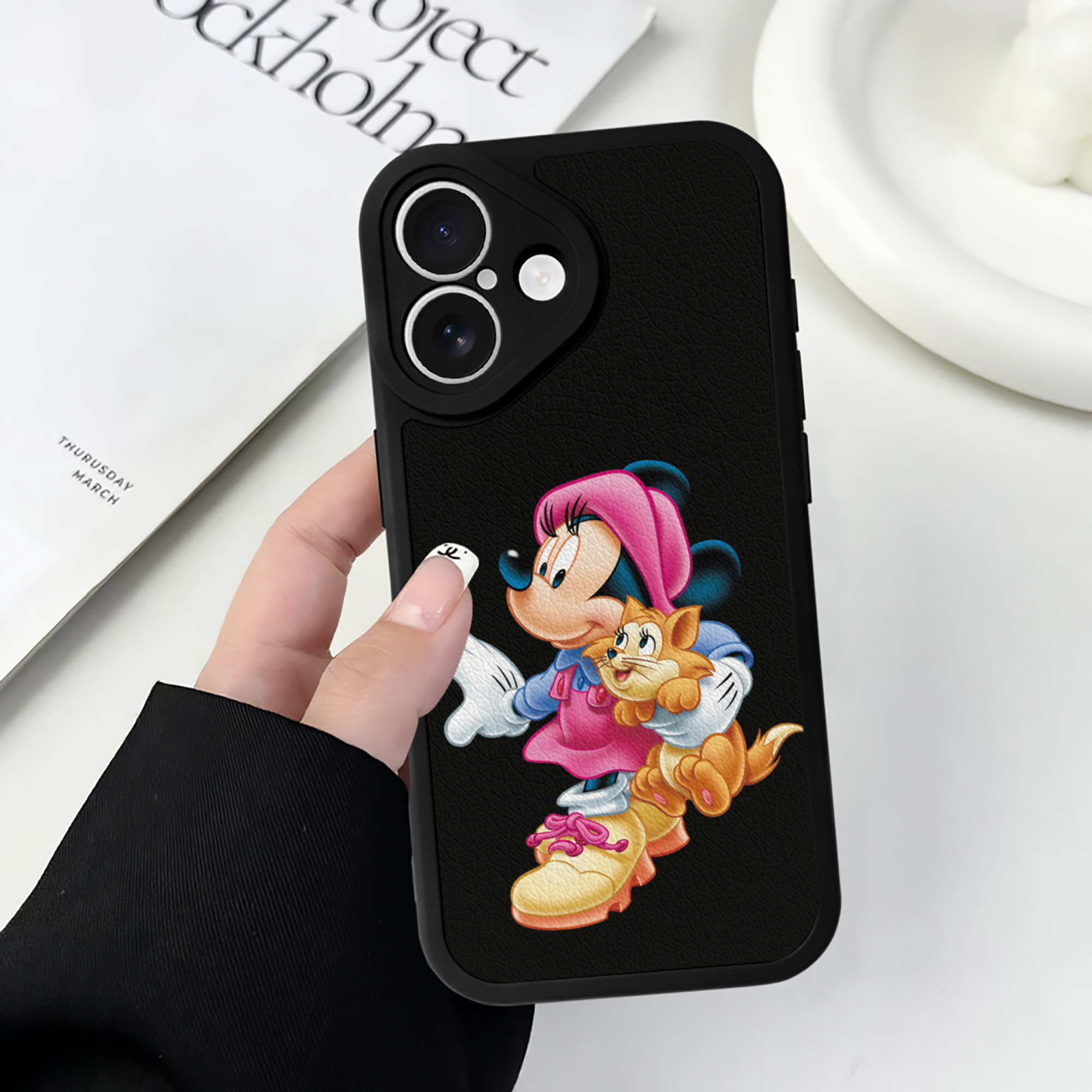 （画像用） ミッキーマウス Mickey Mouse 【iPhone 16シリーズ対応】シリコンスマホケース（レザー調） 材質：シリコン